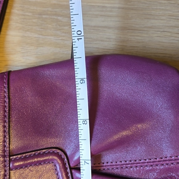COACH Signature Sufflette leather clutch bag in purple - Picture 6 of 8